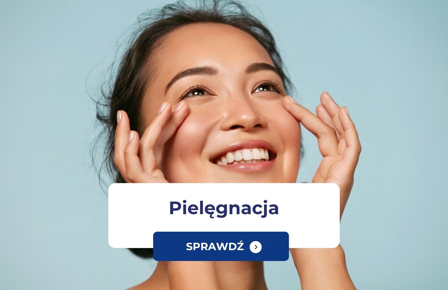 kobieta wmasowywuje sobie krem